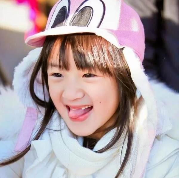 黄磊家的女儿多多,也是一枚安静的钢琴美少女哦,还参加过演出,可以说