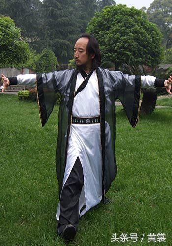 青城太极养生站功六式,功法不错,美女弟子特别养眼