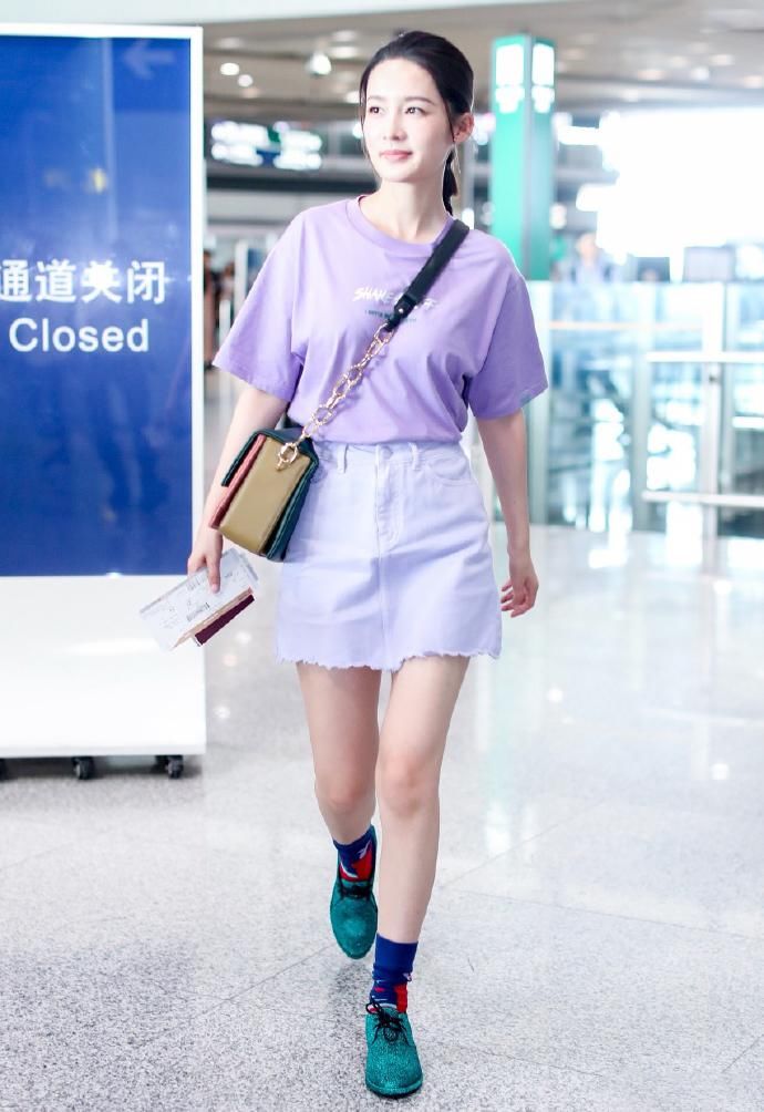 李沁休闲私服机场街拍照图片