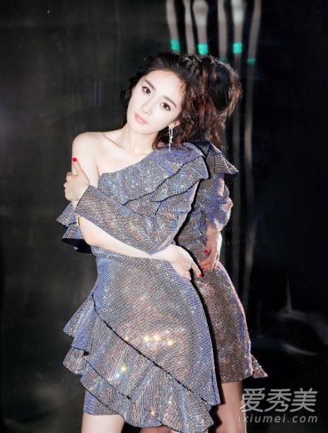 杨幂跨年夜晚会礼服美 穿水蓝色长裙大秀书法