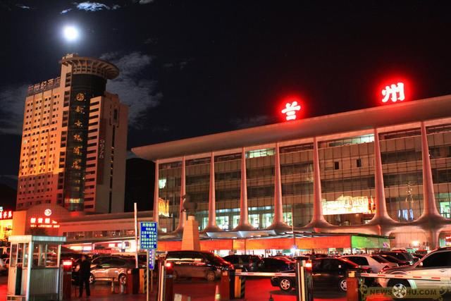 游客嘲笑兰州火车站招牌写错字,看看当地人是