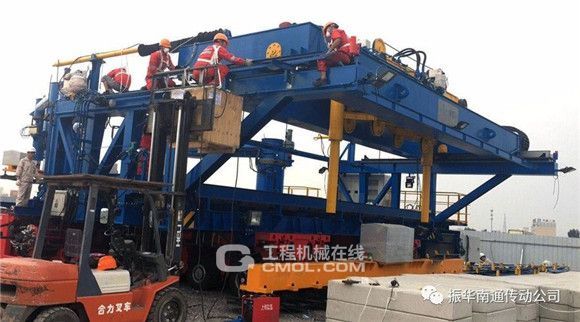 振华重工第一代智能铺道机器人抵达雄安新区