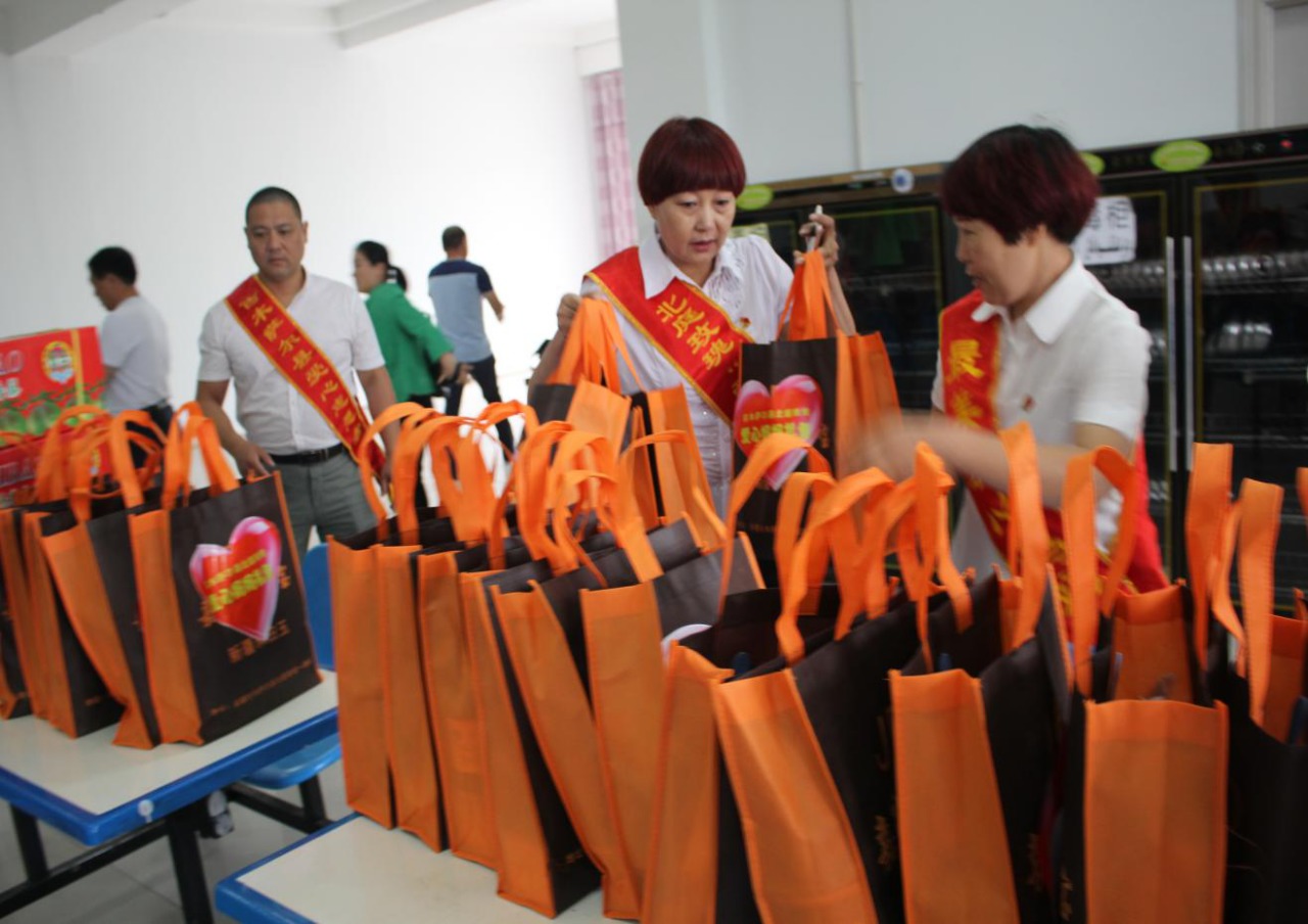 吉木萨尔县委书记郝拥军肉孜节走访慰问南疆务工人员培训班学员