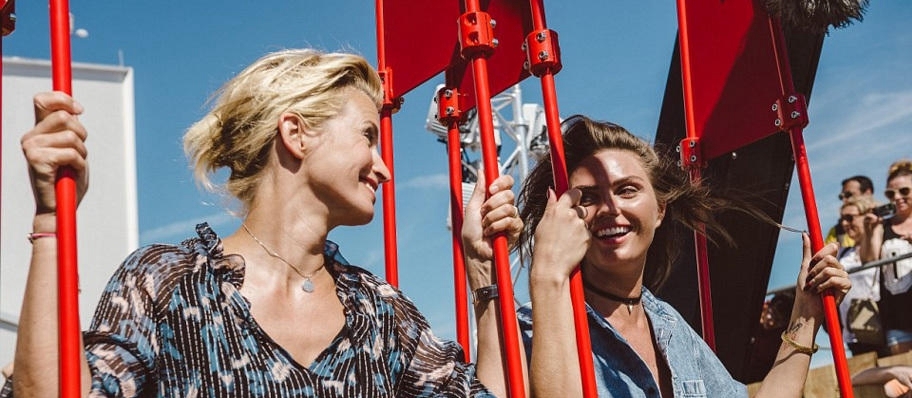 游客们在高空中可以鸟瞰阿姆斯特丹的历史中心、港口和著名的红灯区。