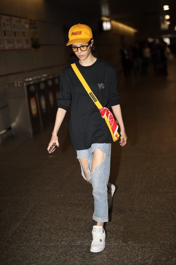 钟楚曦现身机场,破洞牛仔裤穿出一米三小短腿