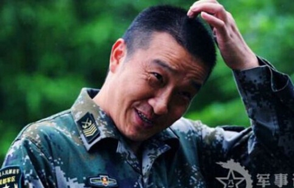 杨启银，坚守大山26年的一级军士长。 第一次走进大山，杨启银是青涩满唇的小伙子。如今，他已是满脸沧桑的中年汉子。21年，他就像千年不化的岩石，把一名士兵的忠诚融入大山；21年，他用无言的坚守，描绘着军人别样的人生！他宣言：“既然选择了大山，就要把根深深扎下”“既然当不上军官，就要把兵当出个样来”“既然难以为家尽责，就要在本职岗位尽职”。