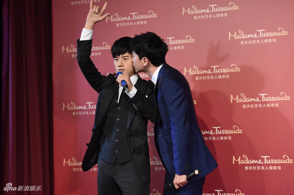 张杰和自己首尊蜡像甜蜜亲吻 蜡像爱的手势十分酷炫