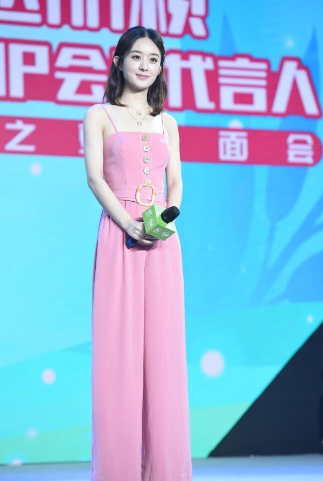 赵丽颖怀孕传闻后首亮相 小腹平坦四肢纤细