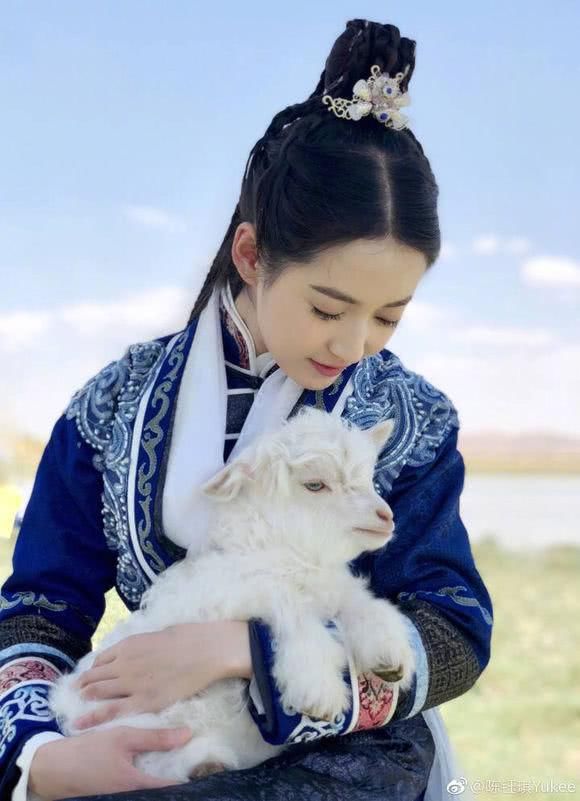 新倚天屠龙记正式杀青,敏敏陈钰琪晒照美哭大