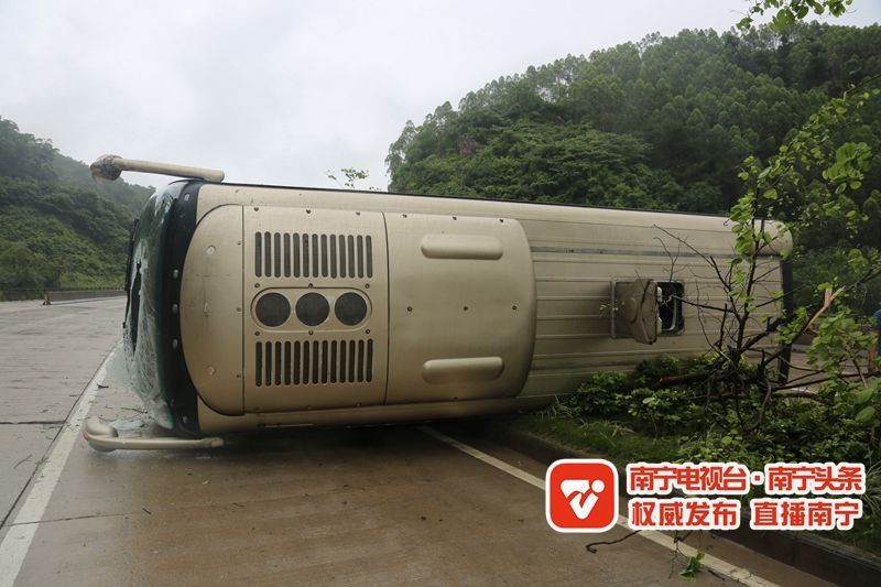 惨烈!广西一小车和大货车凌晨发生追尾,小车内