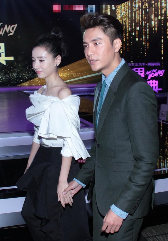 董洁与陈坤全程手牵手出席活动,恋情坐实