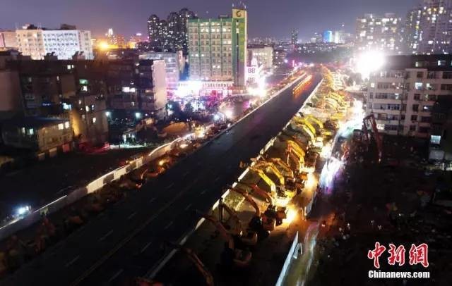 牛!江西200台挖掘机一夜拆除立交桥!外媒惊叹:这就叫中国效率