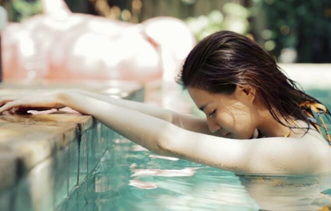 徐璐比基尼大片,阳光下的性感,美成一道光