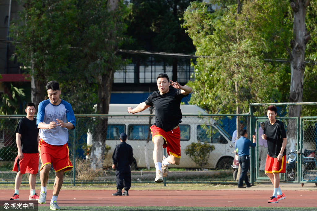 组图-男篮昆明集训 花式练体能众将挥汗如雨