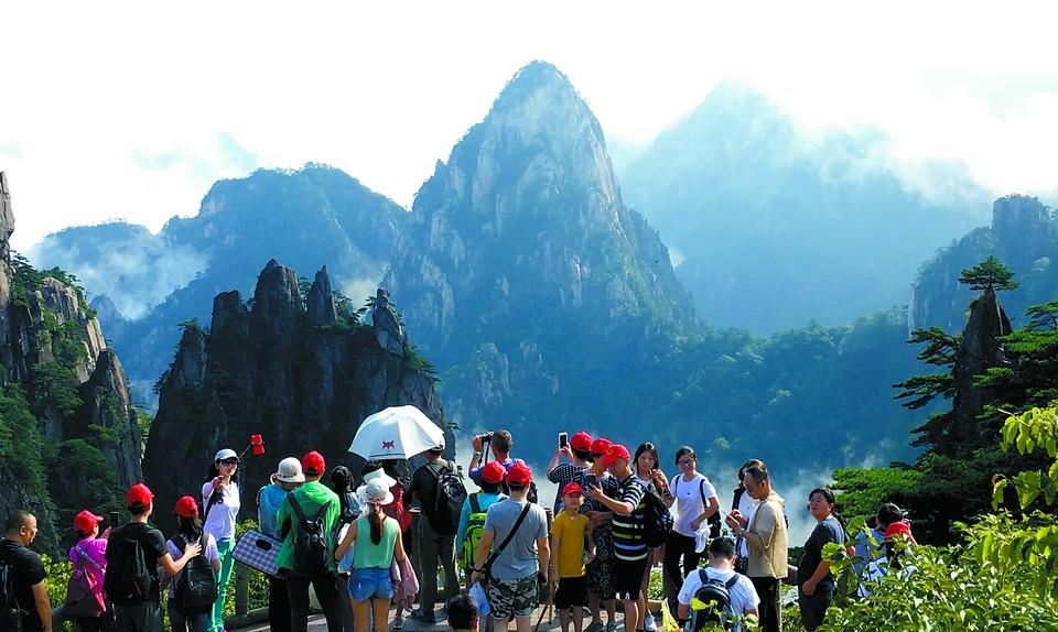 8月26日,遊客在黃山風景區觀光旅遊.記者潘成/攝