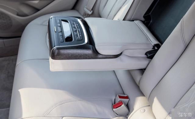 力升级,9AT智能变速箱,这次中级改款让迈腾彻