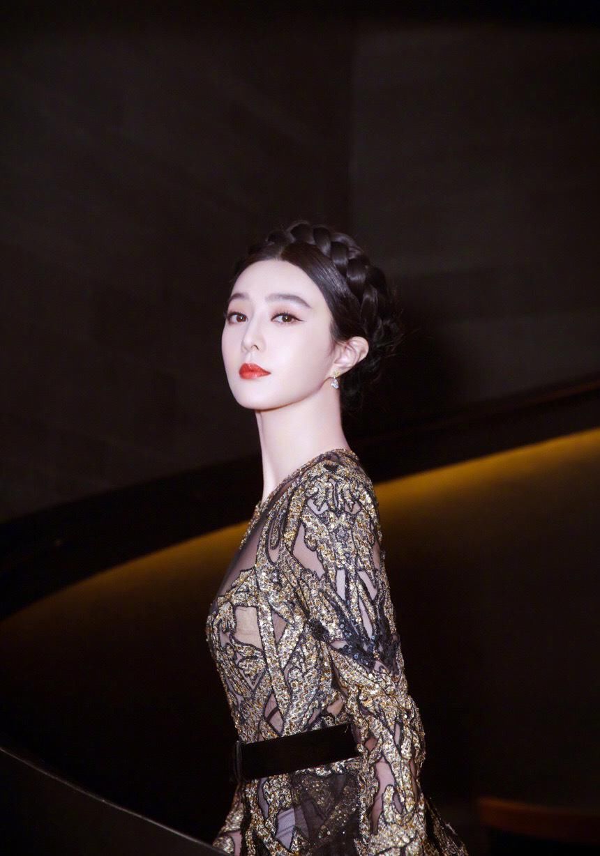 范冰冰抹胸透明薄纱裙惊艳大秀,文胸若隐若现