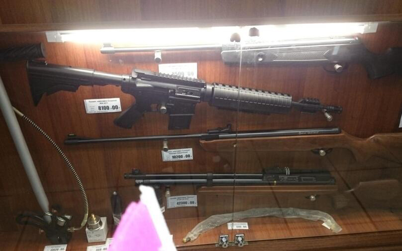 中国游客逛俄罗斯枪店:种类一应俱全