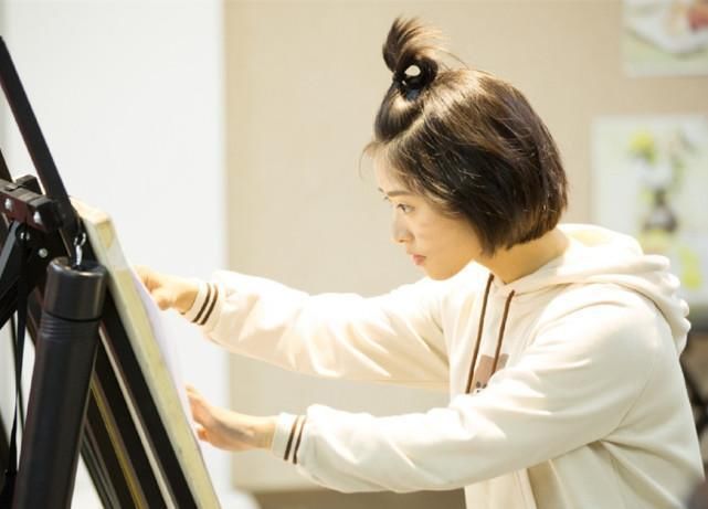 总拿沈月和谭松韵比较,在发型打理上,谭松韵要