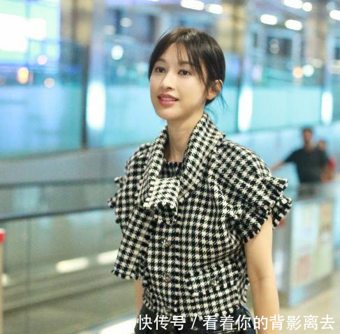 张俪穿黑白格子上衣搭配黑色皮裙现身机场 留