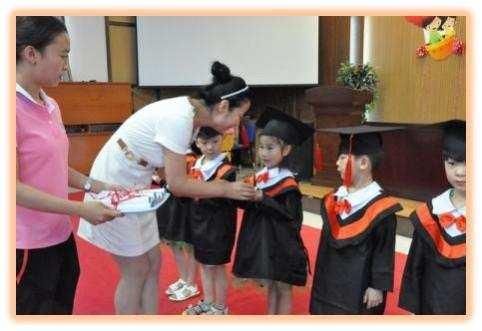 幼儿园毕业典礼,老师孩子哭成一片,幼儿园永远