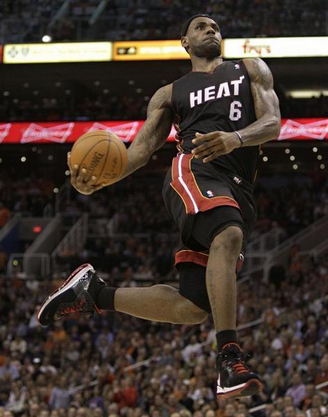 细数詹姆斯生涯18次绝杀,季后赛双绝杀活塞,勾