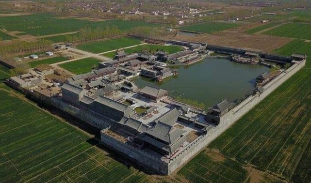 上述寺头后街村“违法占地建设私人宅院”即澎湃新闻此前报道里提到的“袁府”。澎湃新闻记者从各方了解到，“袁府”的背后是曲周县桂昌敬老院有限公司，曲周籍富商袁平年自称为其实际控制人，而袁的外甥赵京为该公司法定代表人。