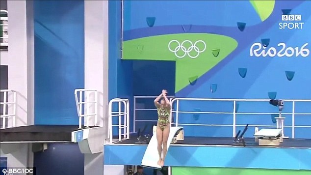 尴尬!俄罗斯女选手跳水跳出了0分 躺着入水