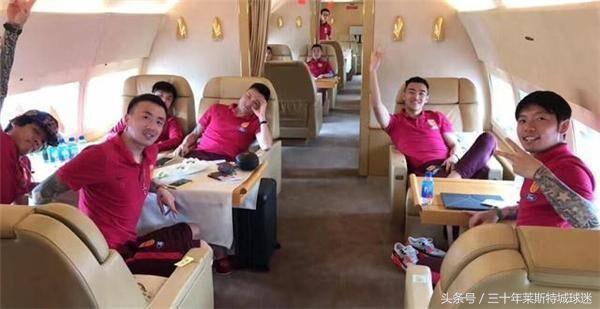 心酸!男足花100万包机无缘世界杯,女足穿补丁球衣仍为国争光