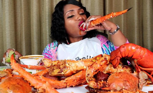 外国黑人阿姨吃帝王蟹,豪放吃法手上嘴上都是