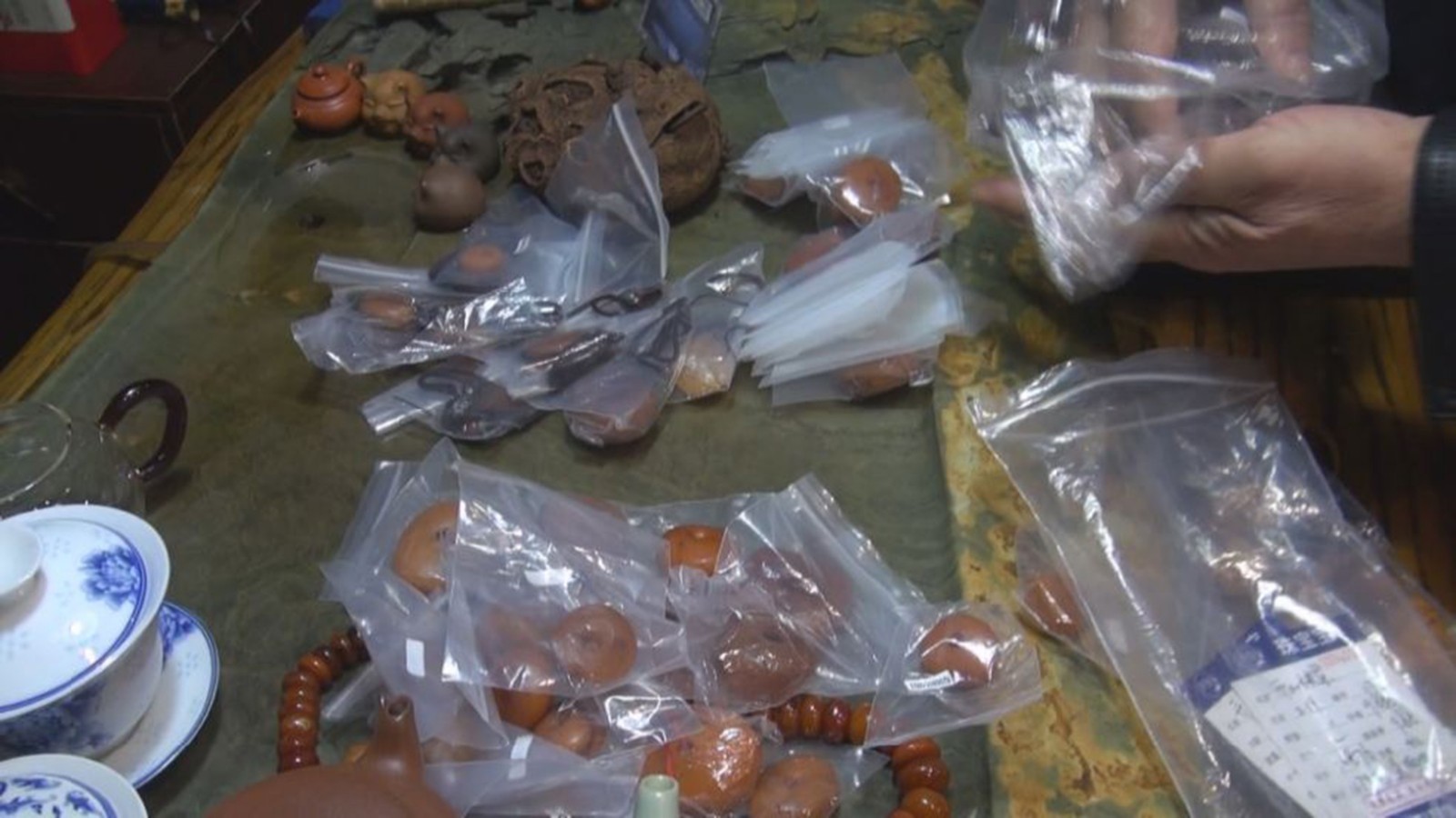 比市场价便宜一半！直播间卖的“老蜜蜡”是真的吗？
