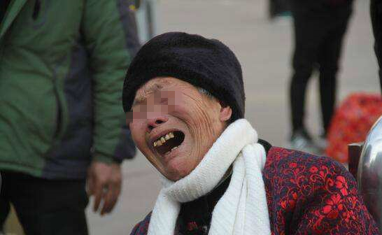 宝宝发烧,婆婆不让上医院,一包宝贝灌下,宝宝没