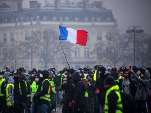 法国爆发第4轮"黄马甲"抗议活动 警方逮捕278人