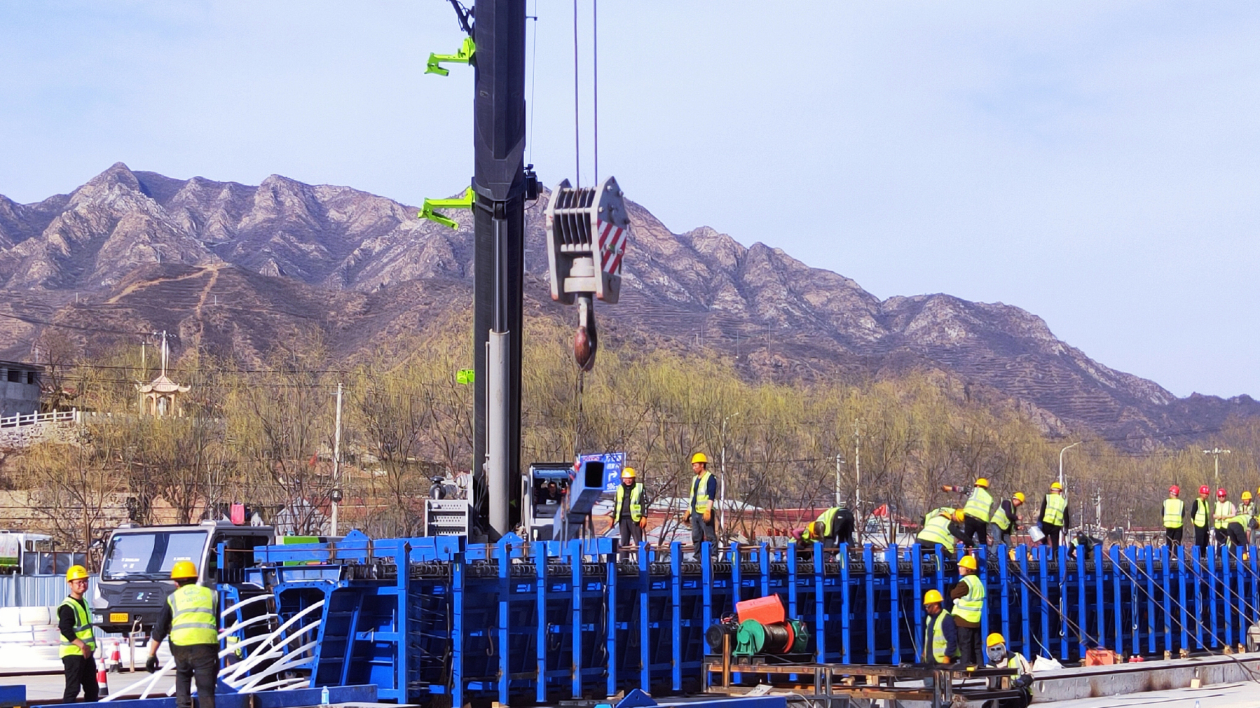 109高速项目全线首片盖梁和箱梁完成浇筑