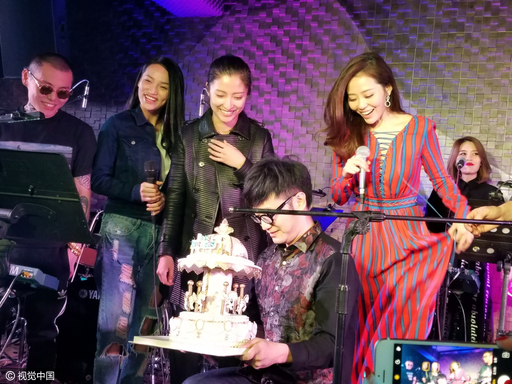 王铮亮代表女儿球球的妈,送给张靓颖很萌的兔子暖手宝。随后,谢帝端出生日蛋糕,与潘辰一同上台,全体人高唱生日快乐歌,为靓颖过生日。