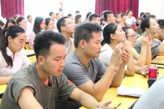 渭南市轨道交通运输高级技工学校招生说明会上学生专业技能展示登峰造极