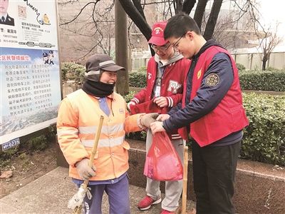 南通海门百余志愿者慰问城区环卫工人