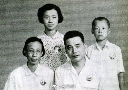 【今天，缅怀“两弹元勋”邓稼先】1924年的今天，邓稼先出生在安徽怀宁。他是中国第一颗原子弹和氢弹的理论方案设计者，为发展国防科技事业，甘当无名英雄，默默奋斗几十年。病危临终前，仍心系原子能的和平利用。1999年，被授予“两弹一星功勋奖章”时，他已辞世13年。致敬，缅怀！