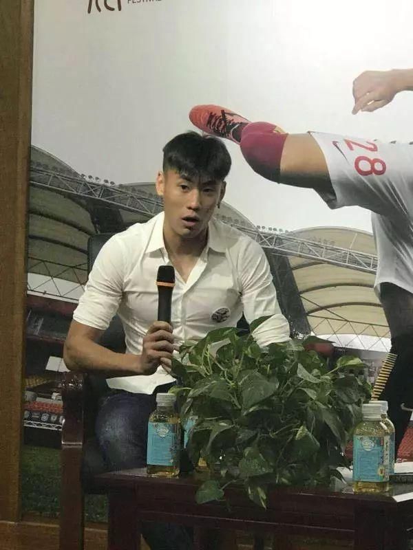 张呈栋签售会袒露心声 于静已是记者品牌