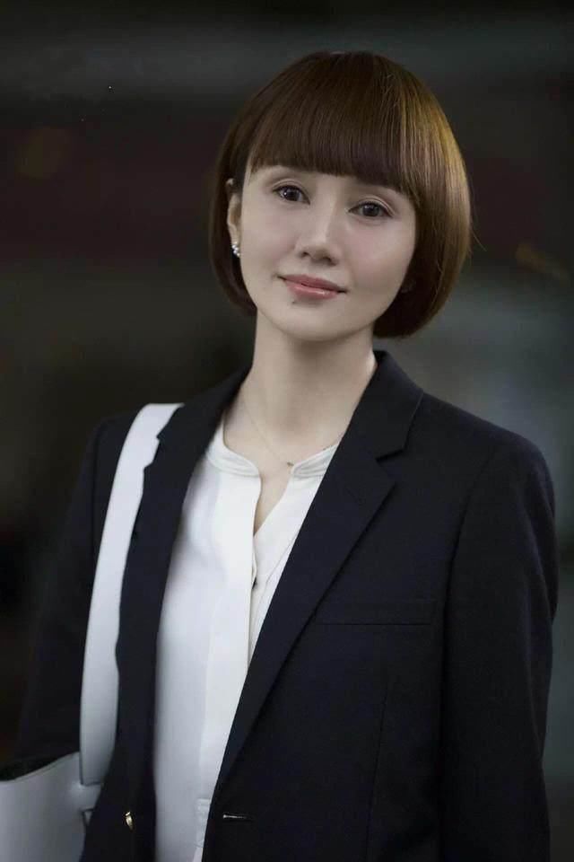 本以为杨幂《谈判官》中的造型已经够迷人了,