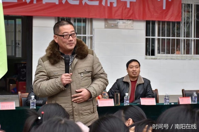 青华镇一初中举行道德模范进校园公益宣讲活动