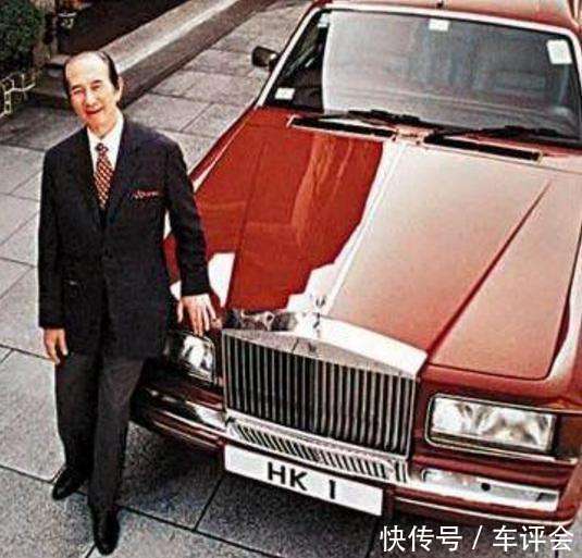 他的豪车挂香港一号车牌, 96岁坐保姆车出行