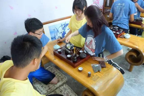 媒体:国内孩子忙出国游学?国外家长忙送孩子寻