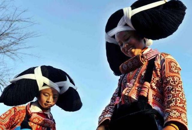 我国最神秘长角苗族:至今以部落式生活,妇女直