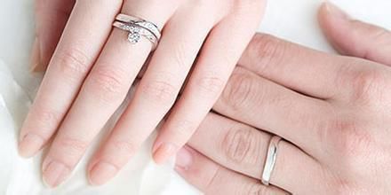 女生的订婚戒指怎么戴,订婚戒指和结婚戒指有