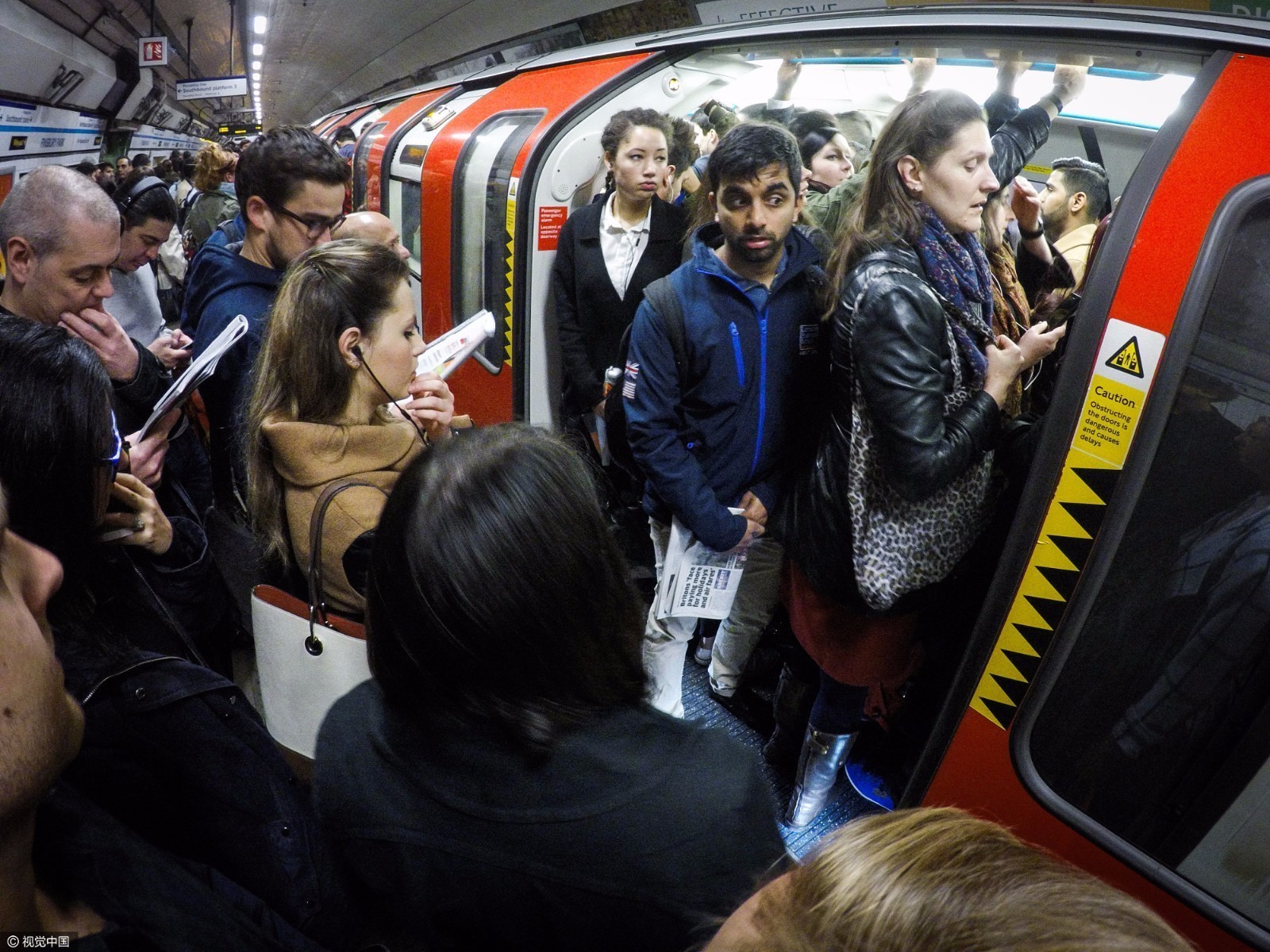 实拍伦敦地铁高峰期:原来比北京还挤! 实拍伦敦地铁高峰期:原来比北京还挤!