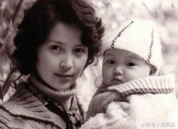 李小璐微博仍关注pgone,不管甜馨高烧自己打游