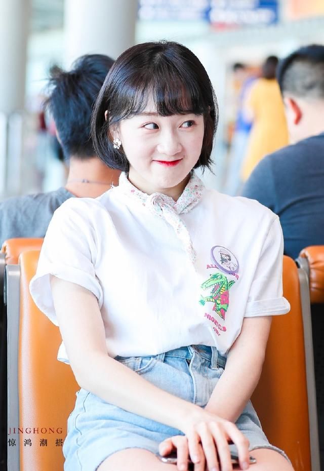 李子璇真会装嫩,23岁还穿小学生的衣服,却被裙