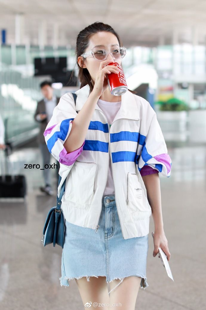 李沁机场喝可乐开心的像个孩子,清爽装扮玩转