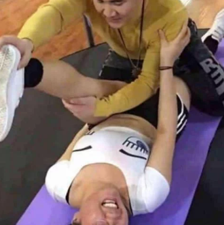 我们也是知道的，练习瑜伽需要身体有很强的韧性，这就需要运动员在练习瑜伽时，把身体的韧性打开，这就需要教练员帮助拉筋，但是拉筋的姿势却是遭到了质疑！
